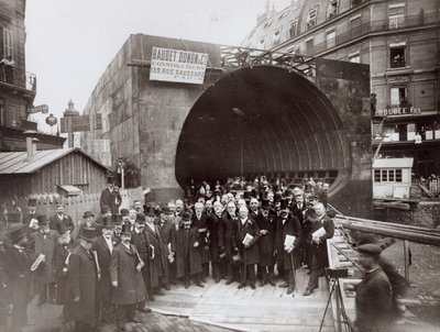 Delegación inglesa visitando París durante la construcción del metro, c.1905 de French Photographer